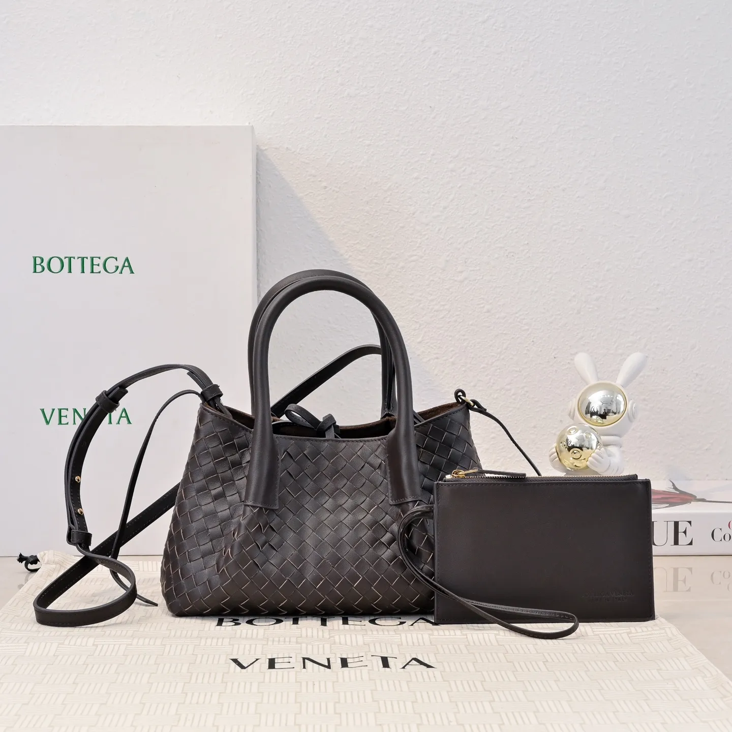 Batch 1760 BOTTEGA VENETA 2025 new product pinacoteca has super soft leather, and the weaving function, practicality and relaxed fashion sense have not fallen behind❤️‍🔥Amway has given sisters a must-have bag when going out. The size of the bag also accurately meets the commuting needs of urban beauties. It can accommodate mobile phones, keys, lipstick, powder, sunscreen, shopping bags...all of it! ! ! 🔥The capacity should not be underestimated~ It does not choose people, clothes, or occasions. With its majestic curved outline, exquisite woven texture, delicate edges and rounded handles, this woven vegetable basket bag truly achieves the goal of "dressing up and being fashionable without getting in the way"~ Are you interested in Jimei? Style number: 9004 Size: 24*15*12cm